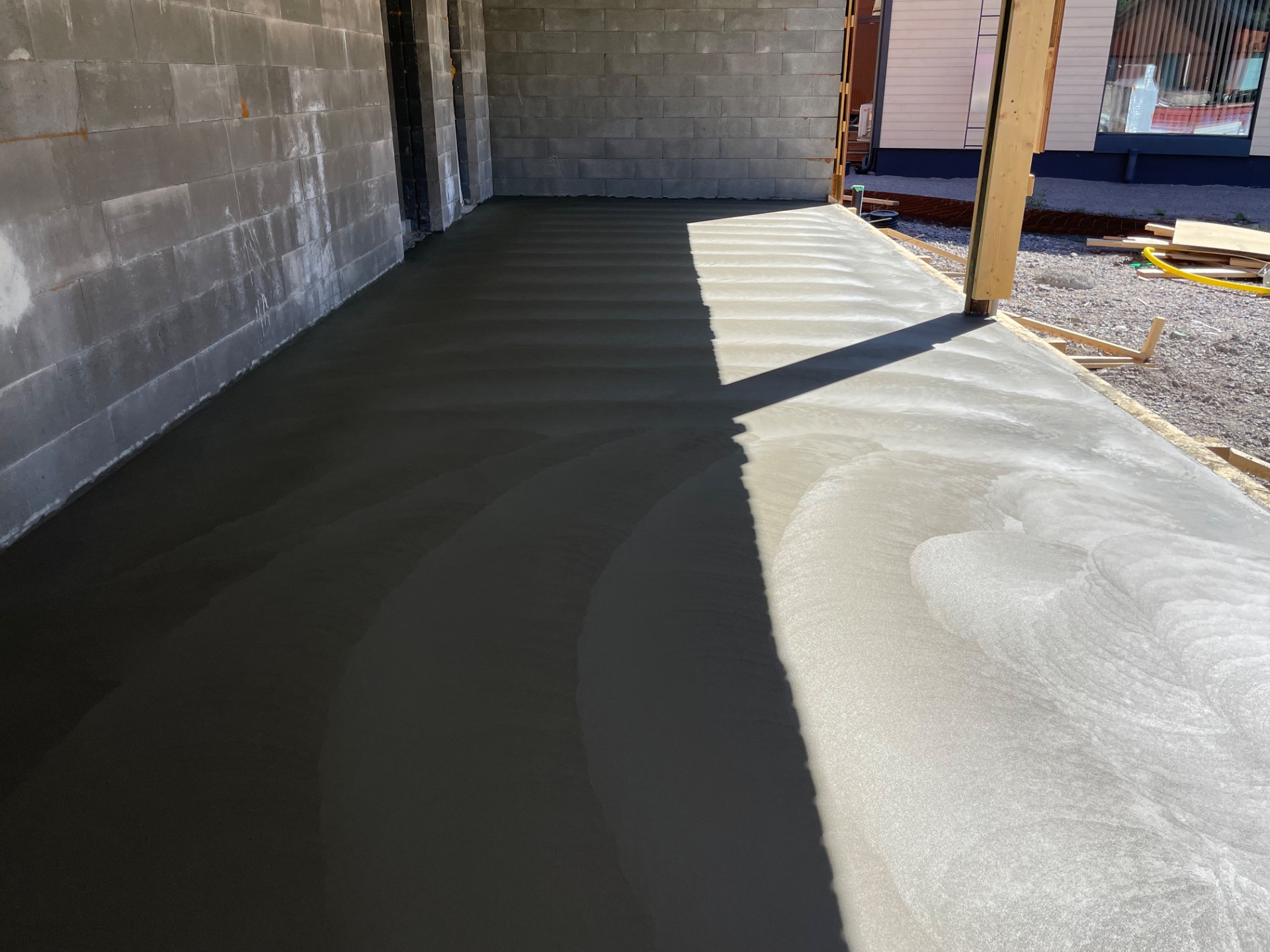 Koneliipattu ulkoterassin betonilattia