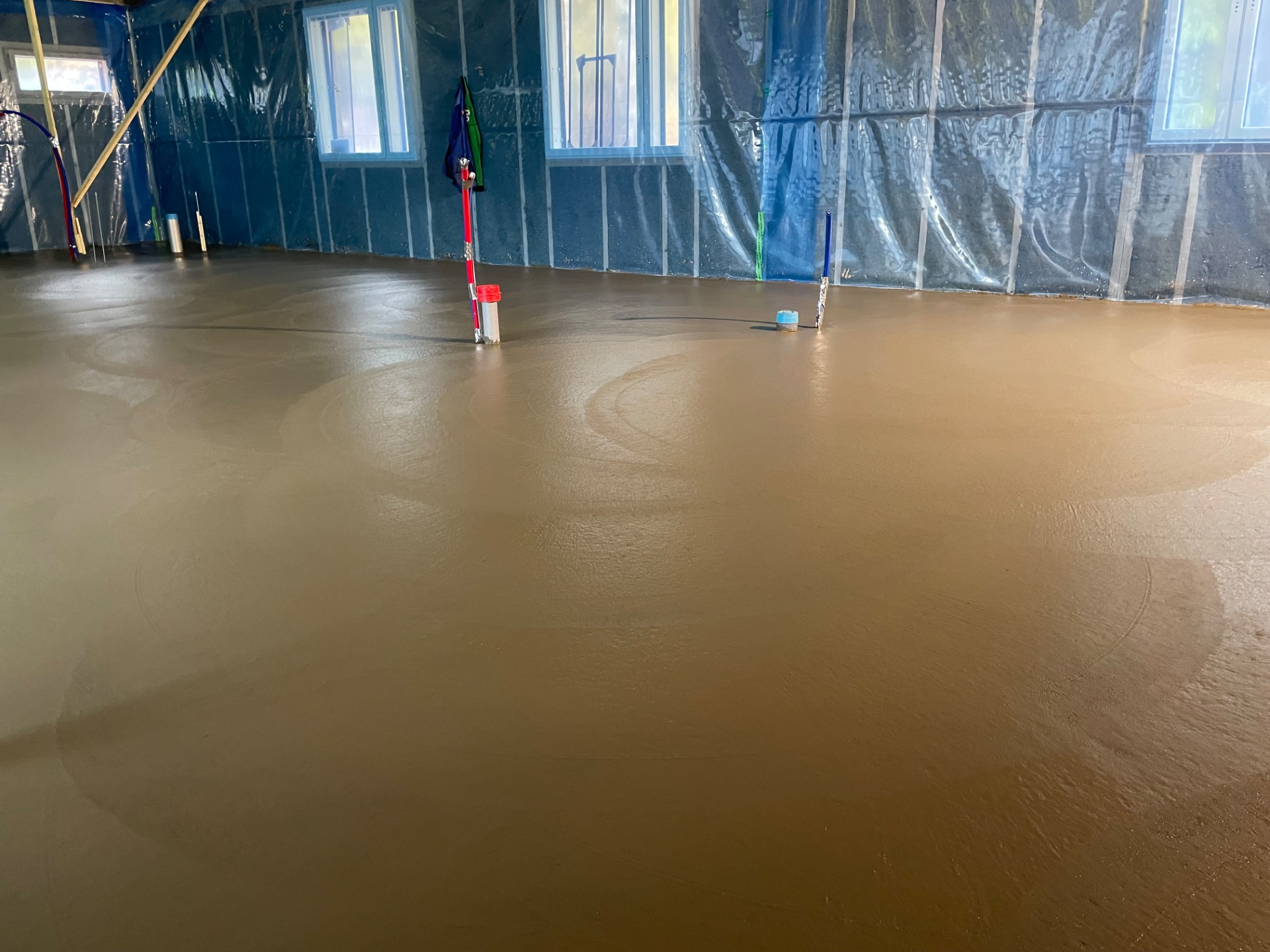 Käsiliipattu ok-talon betonilattia